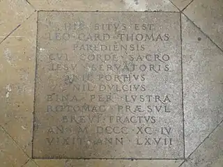 Photo de la plaque au sol avec épitaphe du cardinal Thomas à l'emplacement de son tombeau