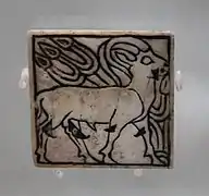 Plaque d'incrustation carrée (3 x 3 cm) en nacre gravée, représentant une gazelle. DA IIIA, Ur. British Museum.