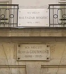 Plaques au no 71 en hommage au juriste et ethnologue Baltazar Bogišić et à l'écrivain Remy de Gourmont.