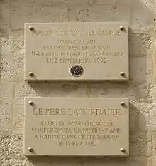 Plaques au n°70 rue de Vaugirard en hommage à la prison des Carmes et à Henri Lacordaire.