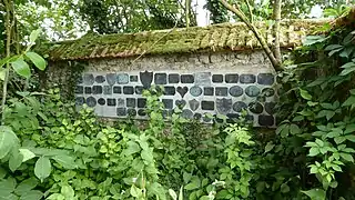 Plaques de l'ancien cimetière abandonné jouxtant l'église.