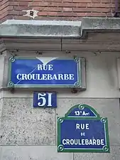 Les plaques de la voirie parisienne, en haut la plus ancienne, en bas la plus récente, montrant les appellations différentes.