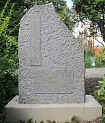 Mémorial avec des plaques dans le jardin Baudricourt (13e arrondissement de Paris).