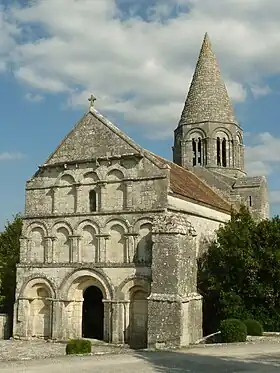 Photographie couleur d'une façade d'église romane