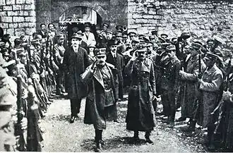 Les colonels Plastiras et Gonatas précédant Geórgios Papandréou à Mousounitsa, lors du coup d'État du 11 septembre 1922.