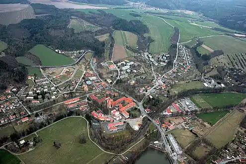 Vue aérienne de Plasy(abbaye au premier plan).