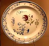 Pièce rare. Époque 1835-1866. Ce plat servait aux représentants pour montrer les différents décors que la faïencerie pouvait reproduire sur ses pièces. Les numéros indiquent les motifs de décors.