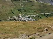 Le Chazelet, hameau de La Grave par lequel on accède au plateau depuis l'est, vu du plateau d'Emparis.