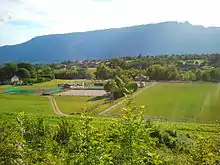 Vue depuis la colline du bourg sur le terrain sportif en contre-bas