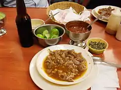 Birria avec condiments.