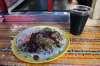 Taco aux sept grains, plat traditionnel de l'époque pré-hispanique qu'il est possible de consommer sur le marché de Tepoztlán, au Mexique. Ce plat est dans une tortilla contenant du riz, de graines d'amarante et du mole