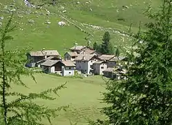 Curtins, l'un des petits villages du val Fex.