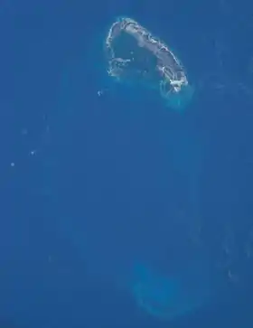 Image satellite de l'île Platte entourée par les récifs coralliens.