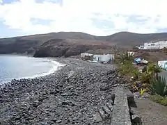 La plage de galets volcaniques noirs.