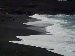 Plage de sable volcanique