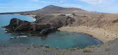 Playa del Papagayo devant le massif de Los Ajaches.