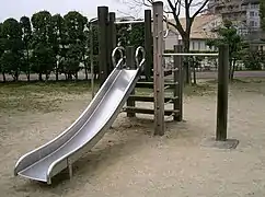 Toboggan sur une aire de jeu.