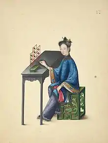 aquarelle dans un style traditionnel chinois sur papier jaune représentant une femme assise devant une table sur laquelle se trouve un shi mian luo.