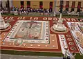 Tapis central en terres colorées sur la Plaza del Ayuntamiento lors de la Fête-Dieu.