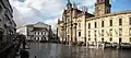 Panorama de la place principale (praza maior) avec les façades de l'église et du monastère San Rosendo.