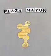 Plaque commémorative de l'inauguration de Metropol Parasol et de la Plaza Mayor. La forme de la plaque rappelle celle de l'édifice vu du ciel.