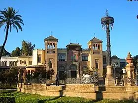 La place d'Amérique, avec le pavillon mudéjar de l'Expo ibéro-américaine.