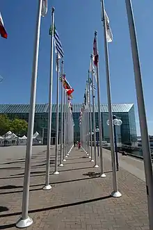 Plaza of Nations à Vancouver, Canada. Le lieu sert de décors à la planète BP6-3Q1 visité dans l'épisode.