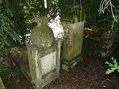 Tombes dans le vieux cimetière.