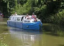 Coche de plaisance sur le canal Kennet et Avon près du pont-canal de Dundas, Wiltshire, Angleterre