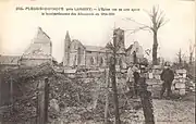 L'église en 1914 après les premiers bombardements: le clocher est encore debout ainsi que la façade .