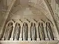 L'église paroissiale Saint-Efflam, porche méridional (côté gauche), statues des apôtres