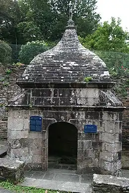 La fontaine Saint-Efflam : vue d'ensemble.