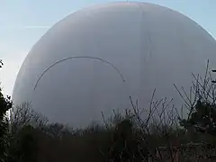 Vue de la "gouttière" du radôme (PB1), lorsque l'antenne pointait des satellites dans l'océan Indien, elle avait une élévation de 6,5°, d'où l'installation d'un "déflecteur d'eau de pluie"