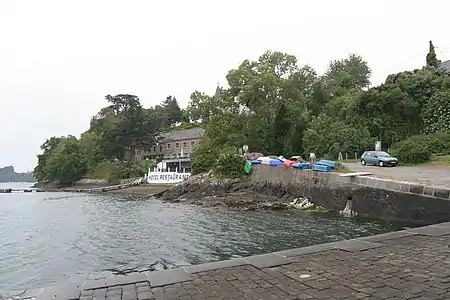 un restaurant au bord d'une rivière