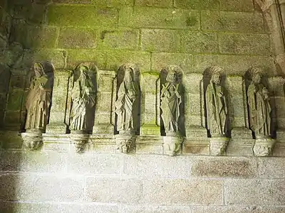 Porche sud : six statues d'apôtres (de Roland Doré)