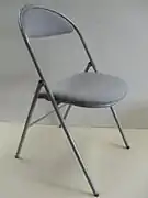 Une chaise à pieds tubulaires en acier, recouverte de tissu d'ameublement
