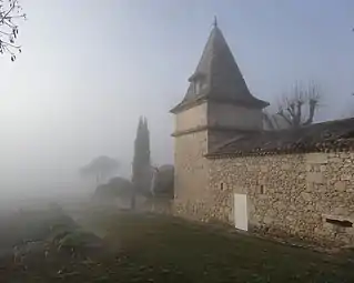 Tour située à l’est du village photographiée par une matinée de brouillard.