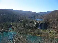 La grande chute d'eau du lac Galovac