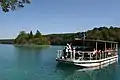 Un des bateaux électriques permettant la traversée du lac Kozjak.