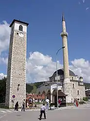 Une mosquée (à droite) à côté d'une tour horloge à Pljevlja (Monténégro).