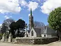 L'église paroissiale Saint-Méen et le calvaire.