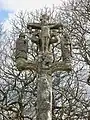 Calvaire de la chapelle Saint-Germain, partie sommitale (Christ en croix et trois anges, la Vierge et saint Jean. Saint Sébastien sur le fût).