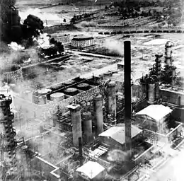 Les réservoirs de stockage de pétrole de la raffinerie Columbia Aquila brûlent après le raid des bombardiers B-24 Liberator de l'USAAF. Certaines des structures ont été camouflées.