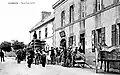 La rue principale de Plomeur vers 1920 (carte postale).