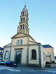 L'église paroissiale Saint-Enéour à Plonéour-Lanvern, façade.