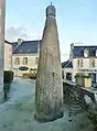 Le "menhir" (en fait une stèle gauloise par la suite christianisée).