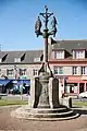 Le calvaire transformé en monument aux morts près de l'église Saint-Milliau.