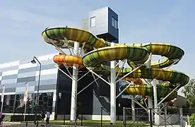 Les toboggans Disco Slide, les bouées glissantes et Sky Drop.