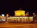 Vue de la sortie de la station de métro Plochtchad Vosstaniïa (1955) avec sa colonnade dorique