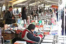 Le marché aux livres sur la place Slaveïkov